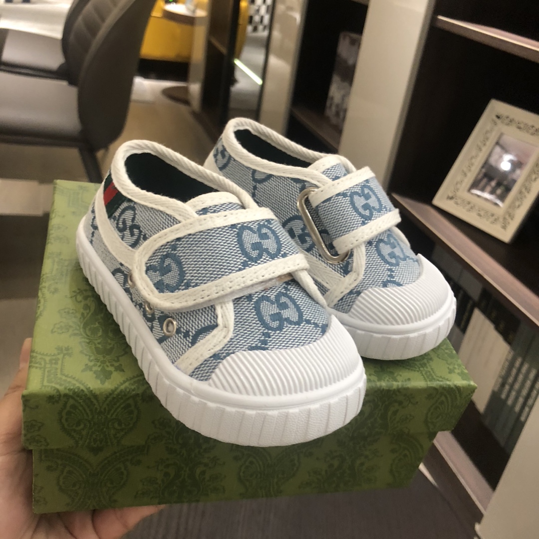 Children's shoes child